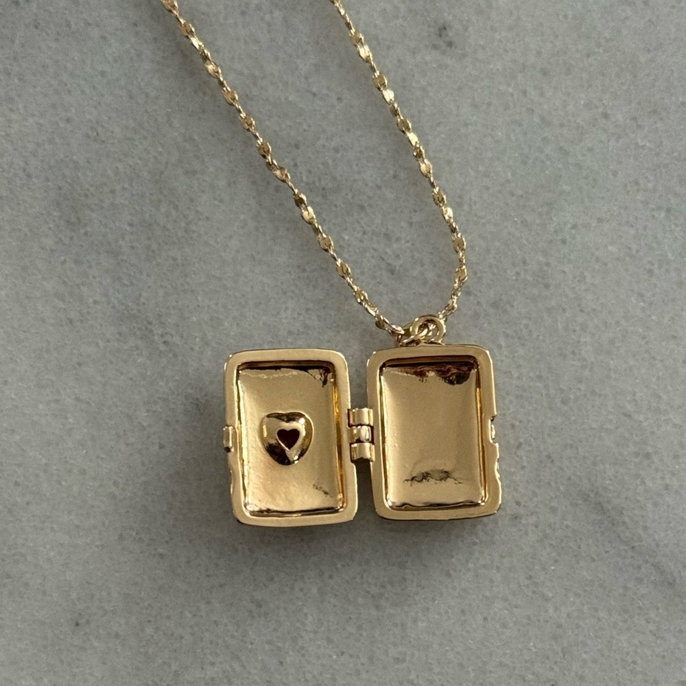 COPY - COPY - COPY - Gold Sun Beam Red Heart Gem Locket Pendant Necklace
Bran… - Picture 5 of 7